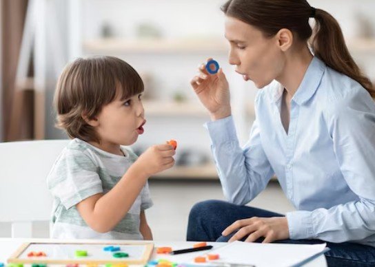 What types of speech delay issues can Dr. Meghana Phadke Sultania treat effectively?