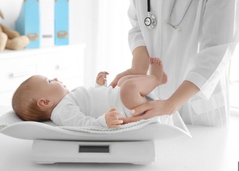 How does Dr. Meghana Phadke Sultania personalize care for children with different growth challenges?